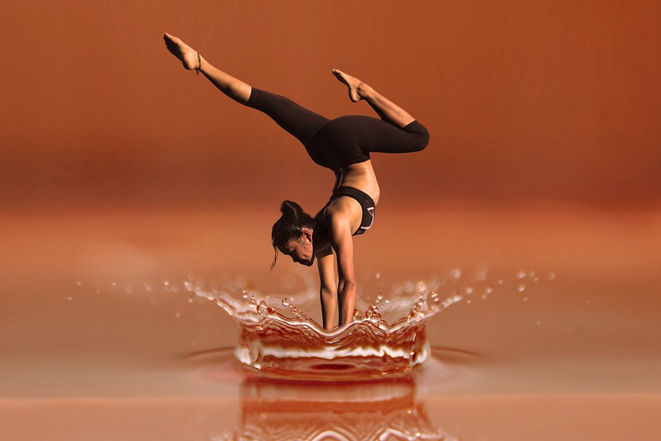 Hypnose et Yoga pour rester jeune après 50 ans. Nos conseils